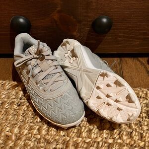 Under Armour Girls Cleat Athletic Shoes in Gray and White